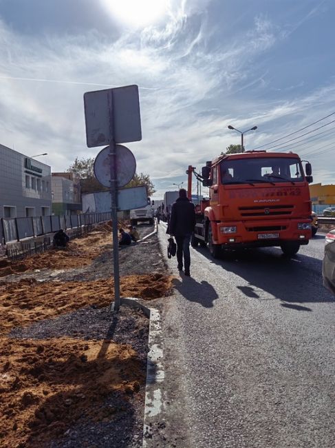 Остановка РБК открылась в понедельник. А тротуар у нее- нет.
Теперь на работу и с работы - пассажиры одят прямо..