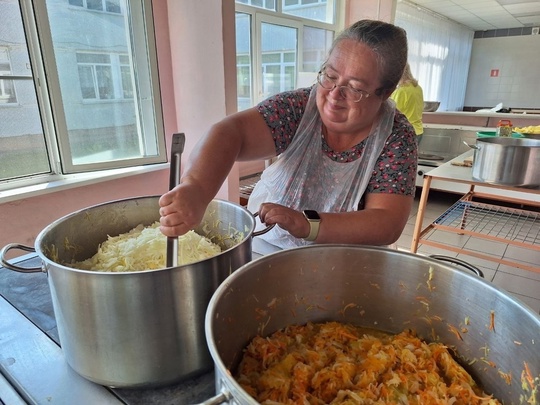 👩‍🍳 Учителя и ученики Емельяновской школы отправили в зону проведения СВО очередную партию вкусных..