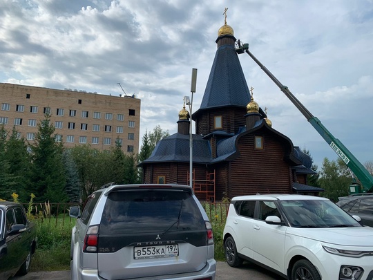 Не перевелись в Подмосковье романтики ❤️  В одном из подмосковных ЖК парень арендовал у рабочих подъёмник..