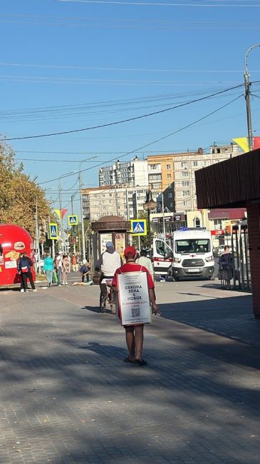 Шла по улице Горького в Серпухове и увидела мужчину, которому стало плохо. Я вызвала скорую, указала свою..