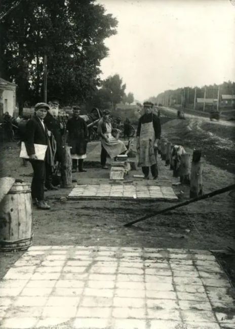 👉️ Вот так раньше клали плитку на тротуаре.
Не на века, но надолго.
Истомкино, 1928..