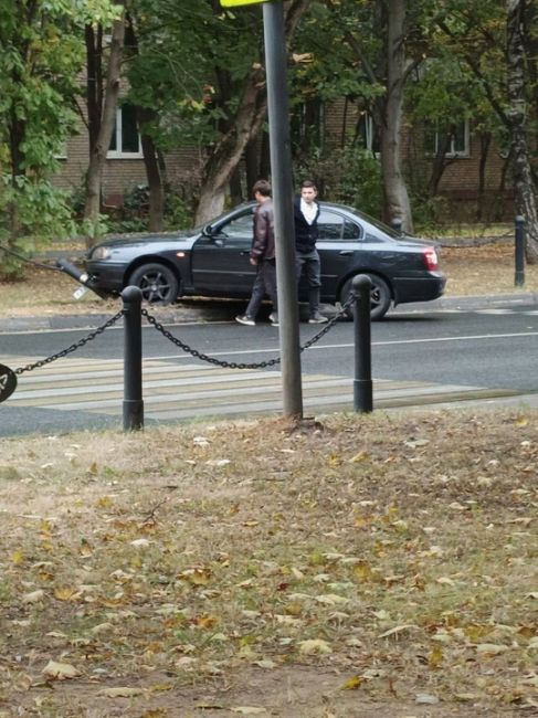 Сегодня 27.09 в 13 часов на Дирижабельной машина въехала в ограждение, снесла его и уехала 🤦 Так у нас все..