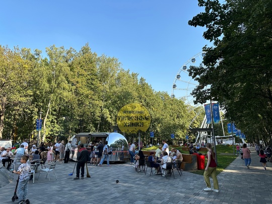 А это парк Толстого сейчас, химчане пришли на празднование Дня города 😊  На сцене выступают местные..