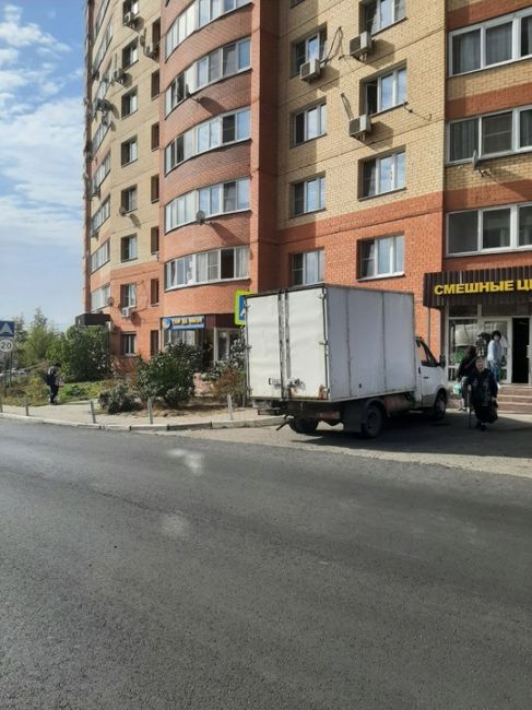 Пешеходный переход к магазину "СырДаМасло", мкр. Пироговский, Фабричная, 11а. Знак пешеходного перехода ВСЕГДА..