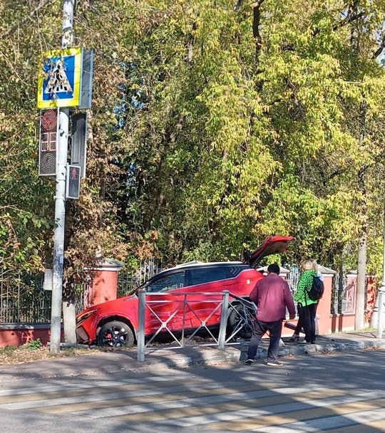 ДТП на Сходне: водитель не справилась с управлением и вылетела в забор, пострадавших..