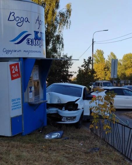 Водитель протаранил киоск с питьевой водой на Южном..