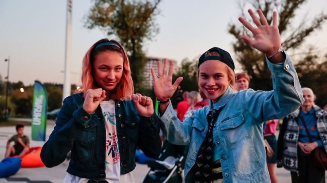 РетроПляски зажгли вечернюю площадку в Мытищах  Несколько поколений мытищинцев, в том числе и в ярких..