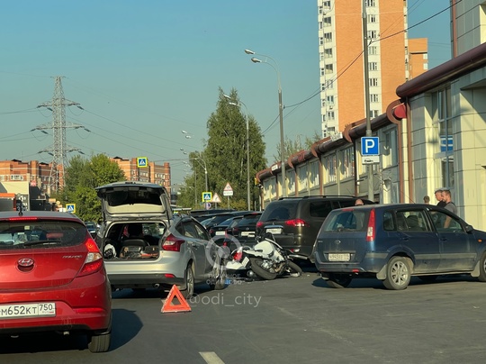 На улице Говорова столкнулись легковушка и мотоцикл..