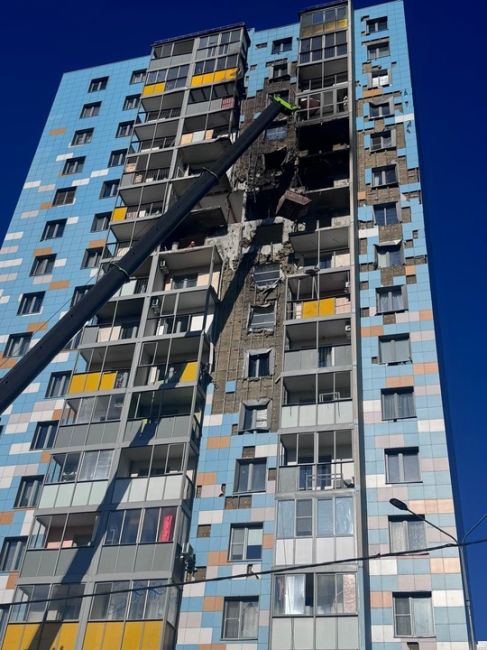 💢 В доме на Спортивном проезде, пострадавшем при атаке БПЛА, начались восстановительные работы  В первую..