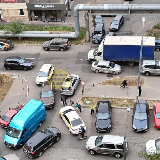 Сел в машину - встал в пробку 😵‍💫
Вот такой транспортный коллапс происходит каждое будничное утро на..