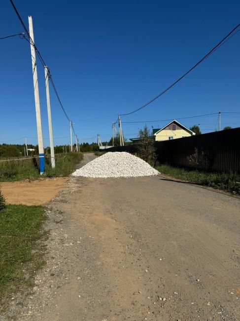 Голенищево. Проезжая часть. Это что сейчас новые технологии? Высыпать щебень..