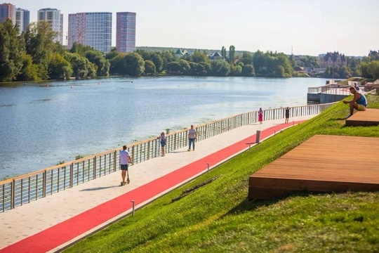 Новый благоустроенный участок набережной
Москва-реки в Павшинской..