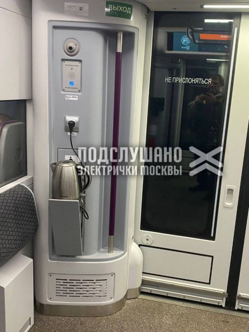 🚆В вагоне-ресторане «Иволга 4.0» на МЦД-3 пассажиры организовали импровизированный фуршет. На велюровых..