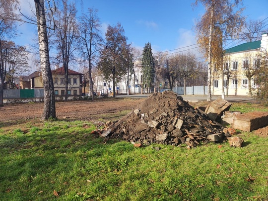 Напротив дома по ул. Театральная 26 А, на пересечении улиц Театральной и 2-ой Московской началась стройка. ..