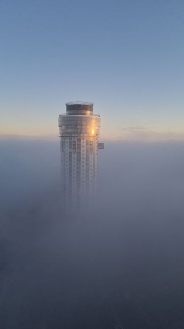 Утренний туман в районе Маяка 🌫️
Как говорится, хоть глаз выколи, ничего не..