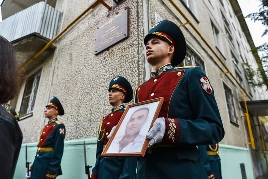 ЕЩЁ ОДИН БАЛАШИХИНЕЦ ПОГИБ В БОЮ 🎖
Мемориальную доску участнику СВО Левону Газарянцу открыли в Балашихе. Её..