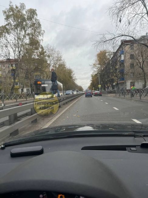 Химчане не ищут легких путей! 🤪  При этом, пешеходный переход у Мелодии всего в 30..