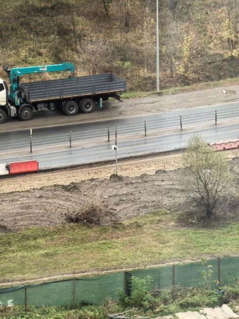 Почему ограждение участка, где идет реконструкция Пироговского шоссе выполнена таким образом? И почему..