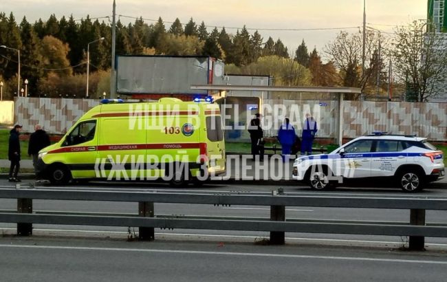 🚑В Шестом районе, у остановки «Ледовый дворец», замечены сотрудники полиции и скорая помощь — информация..