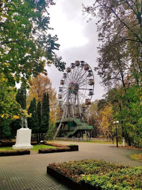 🍃Яркие осенние оттенки в красногорском городском парке.  📸Автор фото: Вячеслав..