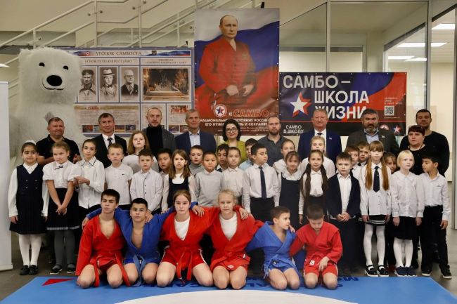 🥋В самой большой школе деревни Голубое появится секция самбо. Это событие стало возможным благодаря..