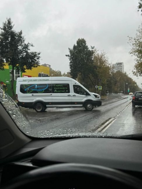 Временно исполняющий полномочия главы Долгопрудного Роман Истомин уже объезжает город на микроавтобусе..