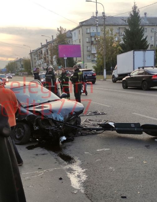 Улица Мира. Пьяные, на автомобиле «Peugeot» снесли..