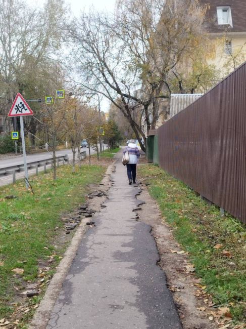 🕳️ В Мечниково разваливается пешеходная дорожка, ведущая к школе  Подписчик поделился фото, на котором..