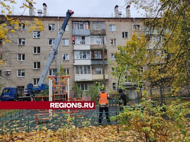 Кровлю жилого дома на западной стороне Пушкино заменят на новую.  Строители сняли старую крышу с..