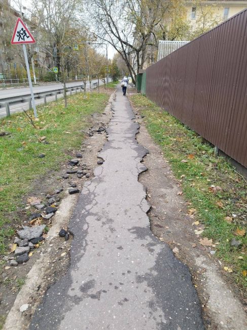 🕳️ В Мечниково разваливается пешеходная дорожка, ведущая к школе  Подписчик поделился фото, на котором..