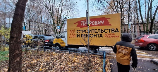 Утро, грузовой автомобиль припаркован на пешеходном переходе перед школой. Тем самым, закрыв обзор..