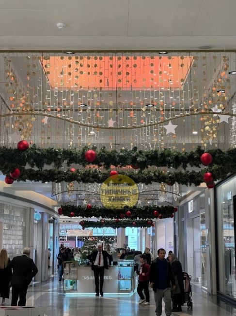 В химкинской Меге уже новогодняя атмосфера 💫🎄  А в большинство магазинов завезли товары с новогодней..