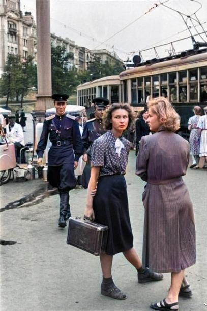 Обожаю смотреть на такие фотографии. Здесь всё прекрасно. Две красивые русские девушки, у одной..