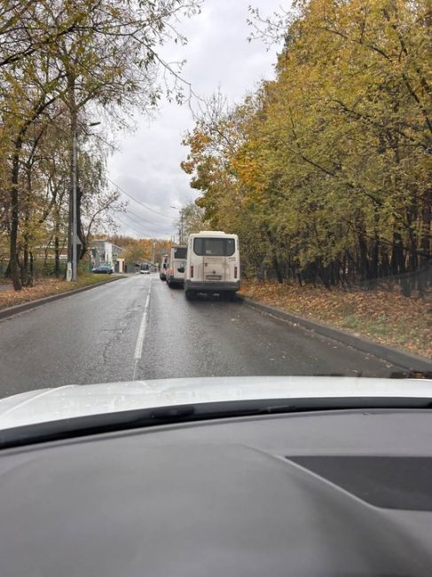 НЕ УЛИЦА, А ОТСТОЙНИК ДЛЯ АВТОБУСОВ 🤷‍♂️
Они все на ул.Зеленой стоят вдоль дороги теперь и мешают..