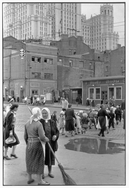 Этой фотографии ровно 70 лет. Москва уходящая, Москва приходящая. Замечательное время! Время, устремленное в..