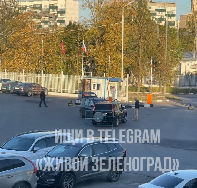 🚗На 2-м Западном проспекте в районе ОПК Зеленоградский произошло ДТП: автомобили не смогли разъехаться и..