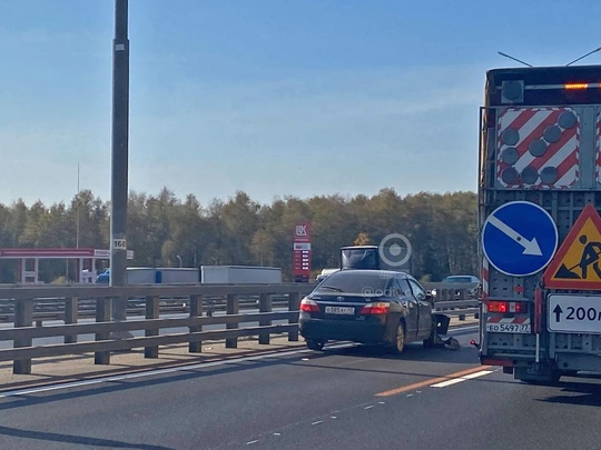 Минское шоссе в область, напротив «Либхер» двойная авария 🚧 
Как сообщил подписчик "Типичное Одинцово",..