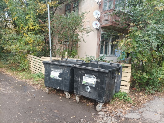 Что в городе, происходит, я не понимаю. Третий день к нам под окна ставят мусорные баки, это уже вошло в..