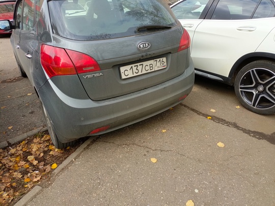 Здравствуйте. Вот такие молодцы сегодня перегородили тротуар возле "Магнита" на ул. Декабристов. До..