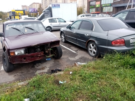 Бесплатная автостоянка напротив ТЦ "Елка" все больше превращается в отстойник автохлама, прицепов и даже..