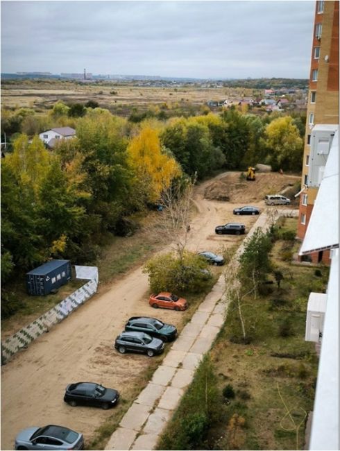 Началось строительство дороги вдоль улицы Гризодубовой. Сейчас активно вырубается кустарник и деревья,..