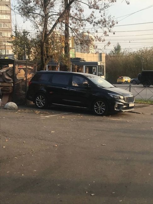 Олень припарковался на два парковочных места. ПЛК 64 
Город должен знать..