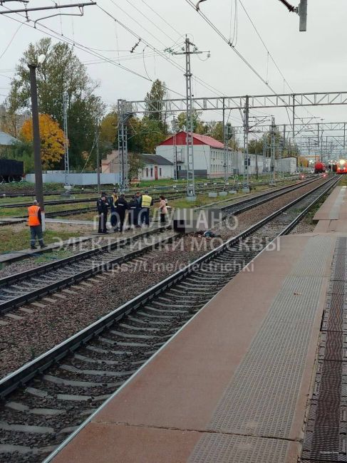 🚉Сегодня утром, около семи часов, поезд насмерть сбил человека недалеко от станции Тверь.  Будьте осторожны..