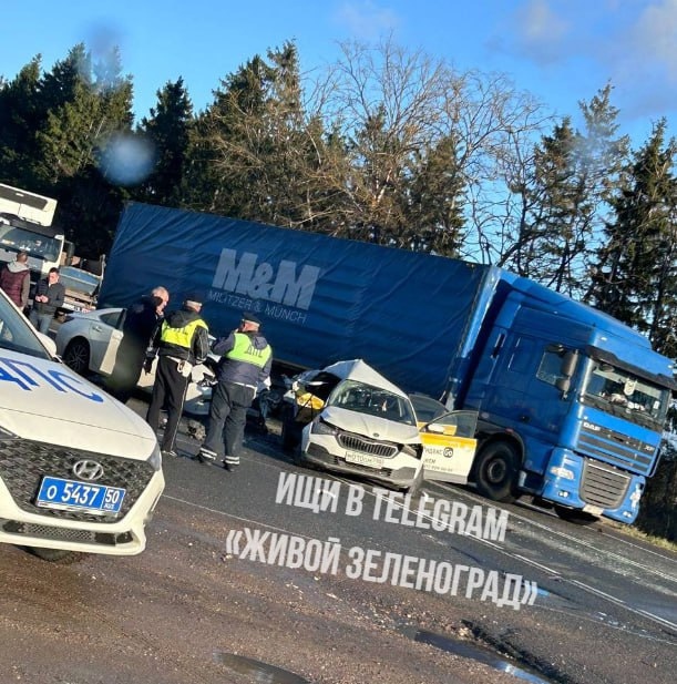 🚖В деревне Хоругвино, что находится недалеко от Зеленограда, вчера произошло серьёзное ДТП.  Правую часть..