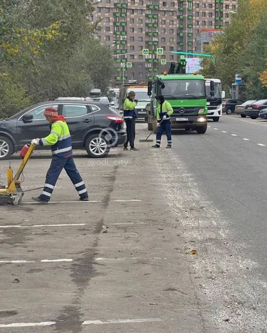 ❗На улице Чистяковой начали менять разметку вдоль дороги: теперь водителям можно будет парковаться только..