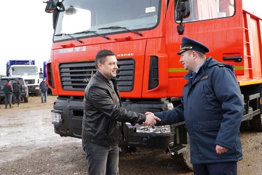 🚚 Накануне в среду сотрудникам коммунальных служб Подмосковья передали ключи от новых самосвалов, как..