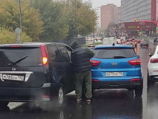 В городе множество мелких аварий: кажется, в этом сезоне дождь так редок, что водители просто забыли как в его..