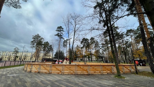 ⛸ В парке «Пехорка» идёт подготовка к открытию катка. Площадь будущего ледового покрытия составит более 700..