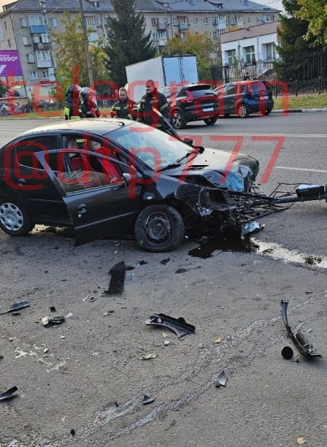 Улица Мира. Пьяные, на автомобиле «Peugeot» снесли..