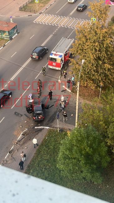 Улица Мира. Пьяные, на автомобиле «Peugeot» снесли..